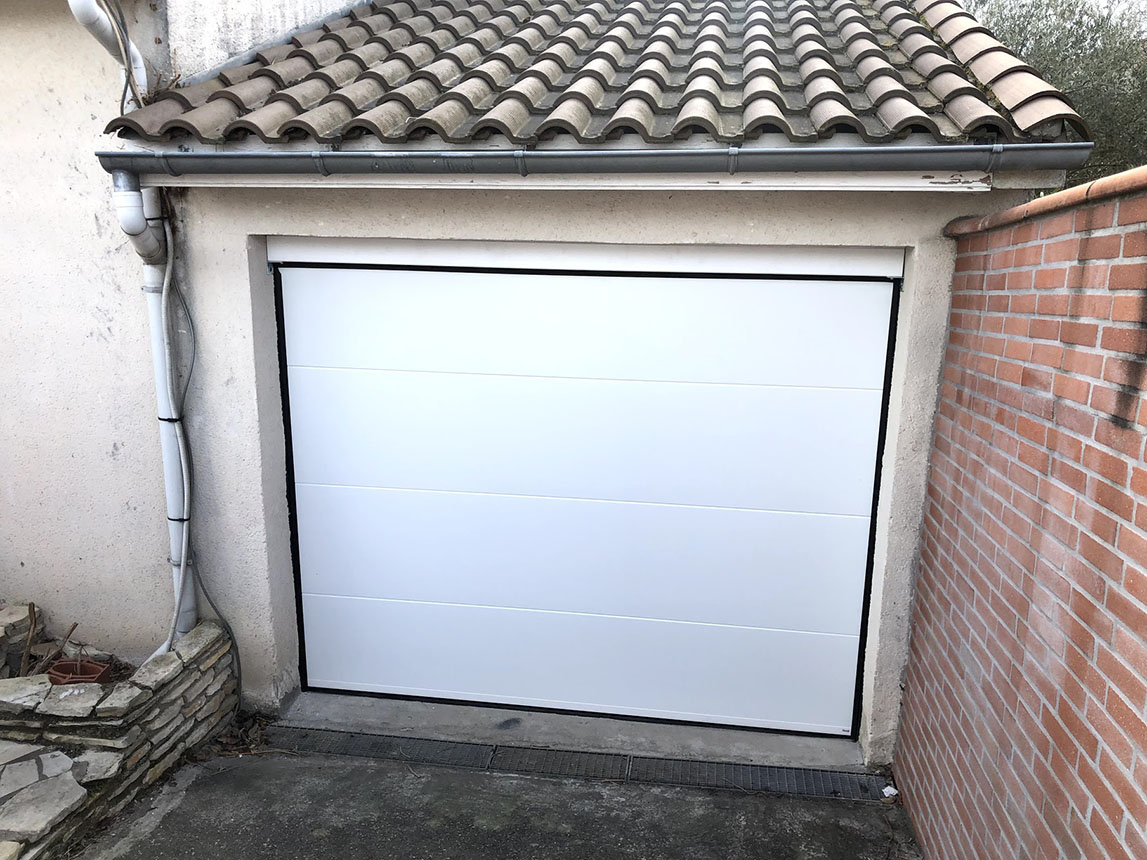 Pose de portes de garage réalisée par Zadig Menuiserie à Bruguières